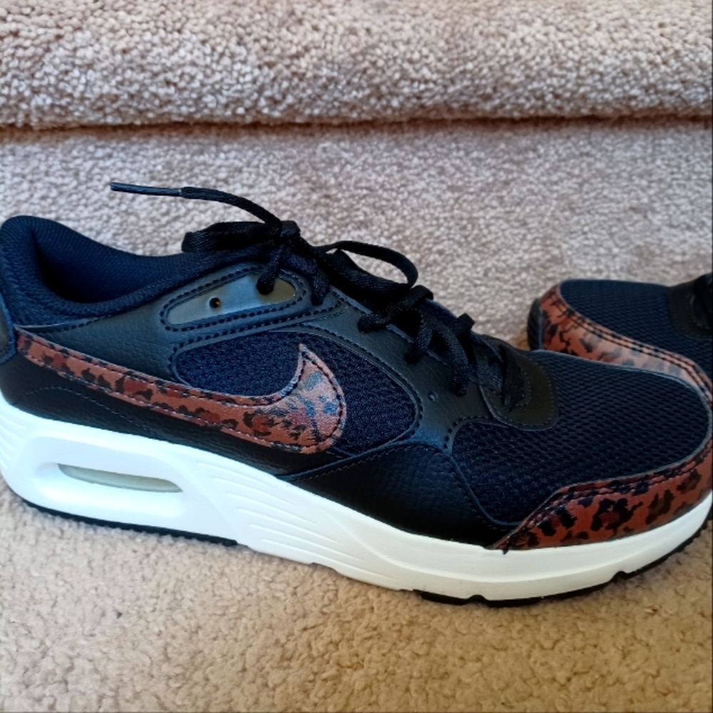 Nike woman’s air max sneaker size 9